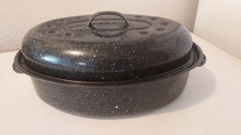 Cocotte acier émaillé. 20 Valbonne (06)