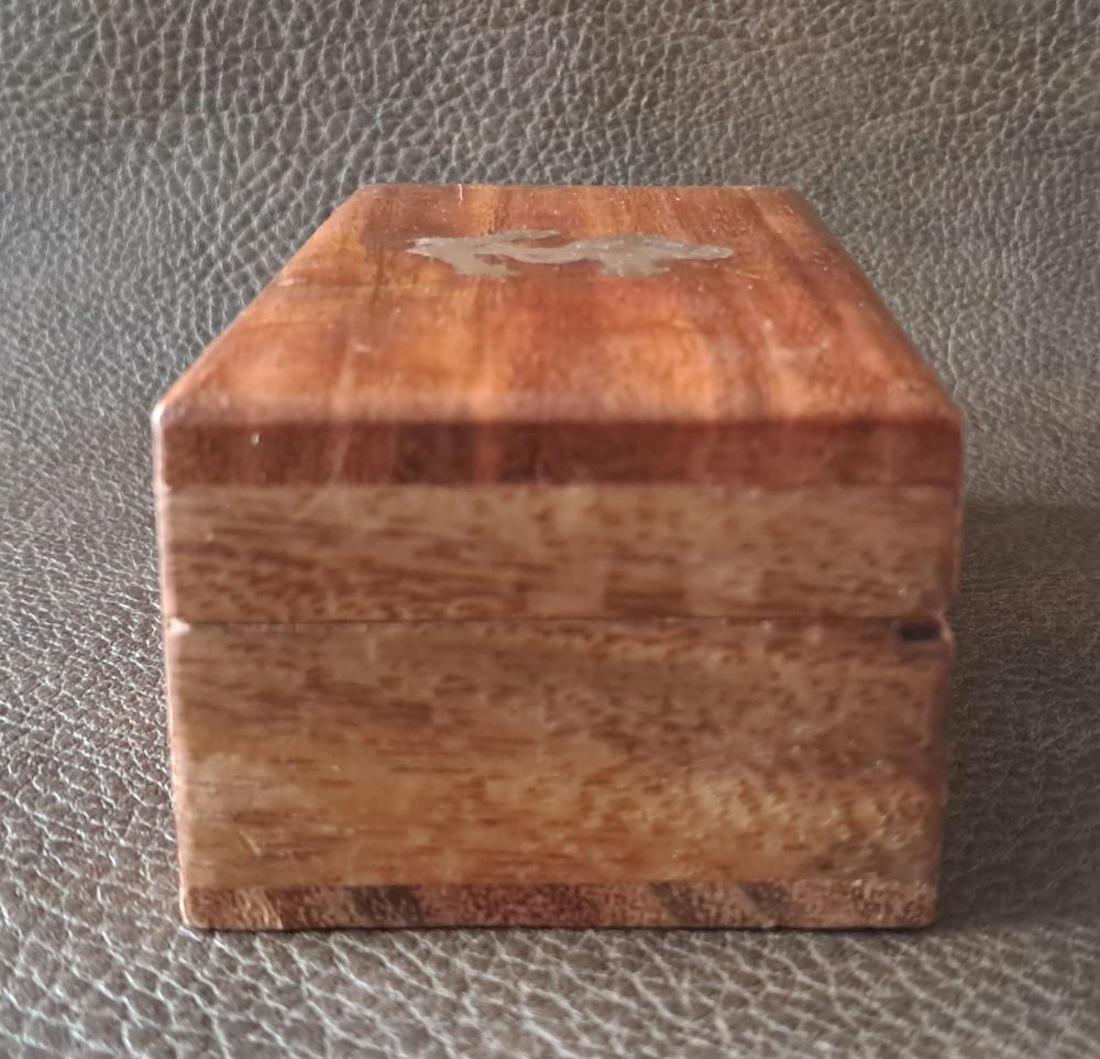bo&icirc;te en bois avec ancre de marine en laiton incrust&eacute;e Décoration