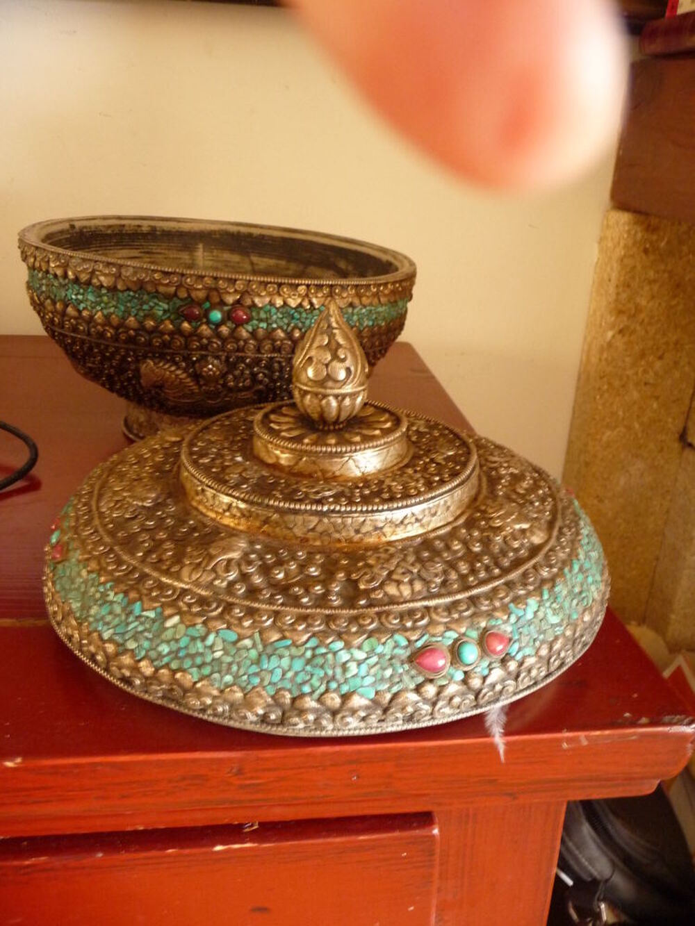 antique boite Tibet - bois massif - symboles bouddhistes Décoration