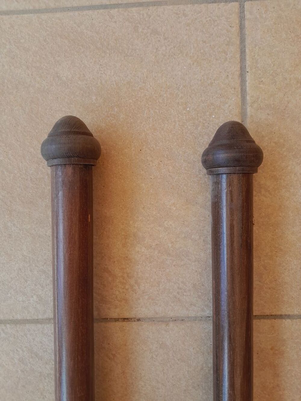 Lot de 2 tringles &agrave; rideaux en bois plus 4 embouts en bois. Décoration