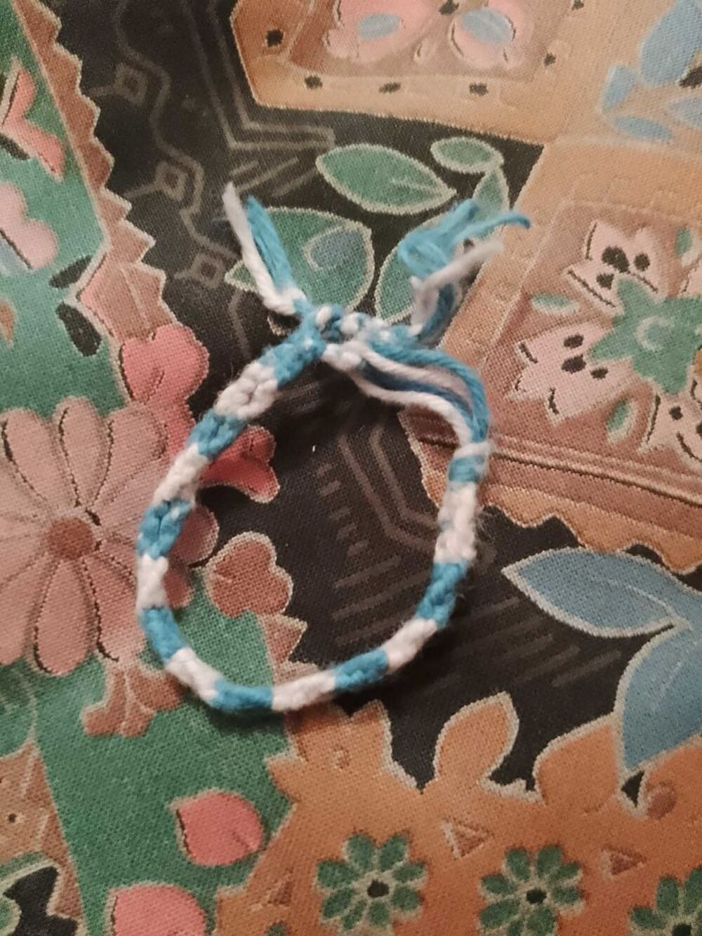bracelet en fils Bleus violets pastels artisanal vintage ann&eacute;es 80 enfants. Bijoux et montres