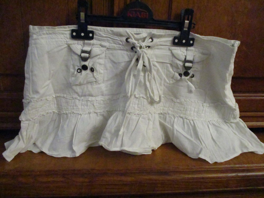 2 jupes blanches en coton taille 38/40 en bon &eacute;tat Vêtements