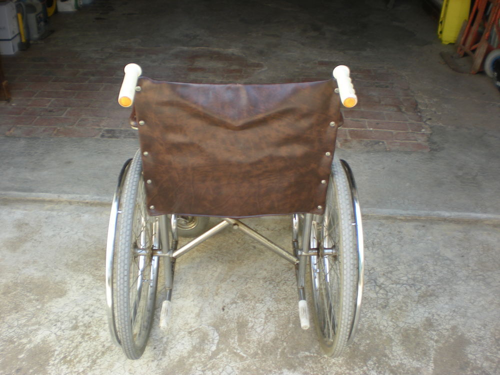 Fauteuil Roulant pour personne &agrave; mobilit&eacute; r&eacute;duite Puriculture