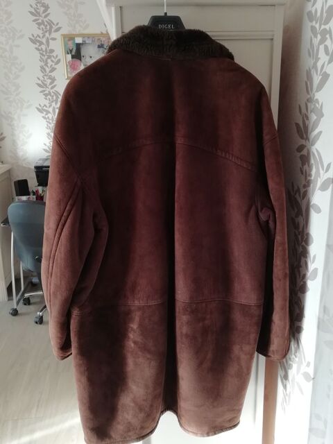 Superbe veste en peau fourrée intérieure très peu portée 
0 Malo Les Bains (59)
