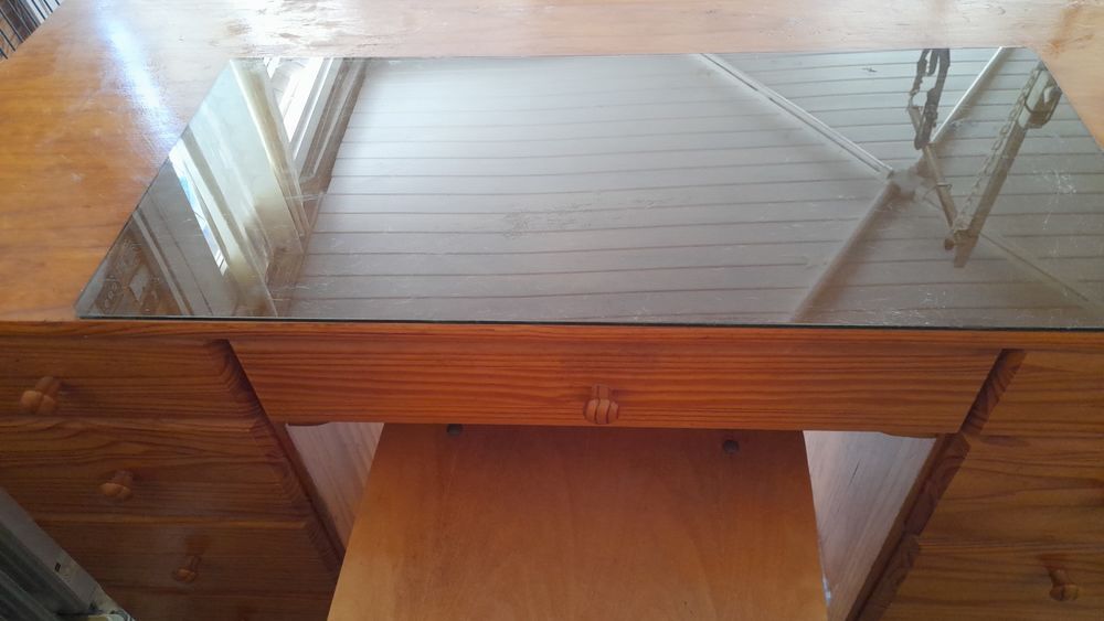 BUREAU EN BOIS MASSIF AVEC CHAISE Meubles