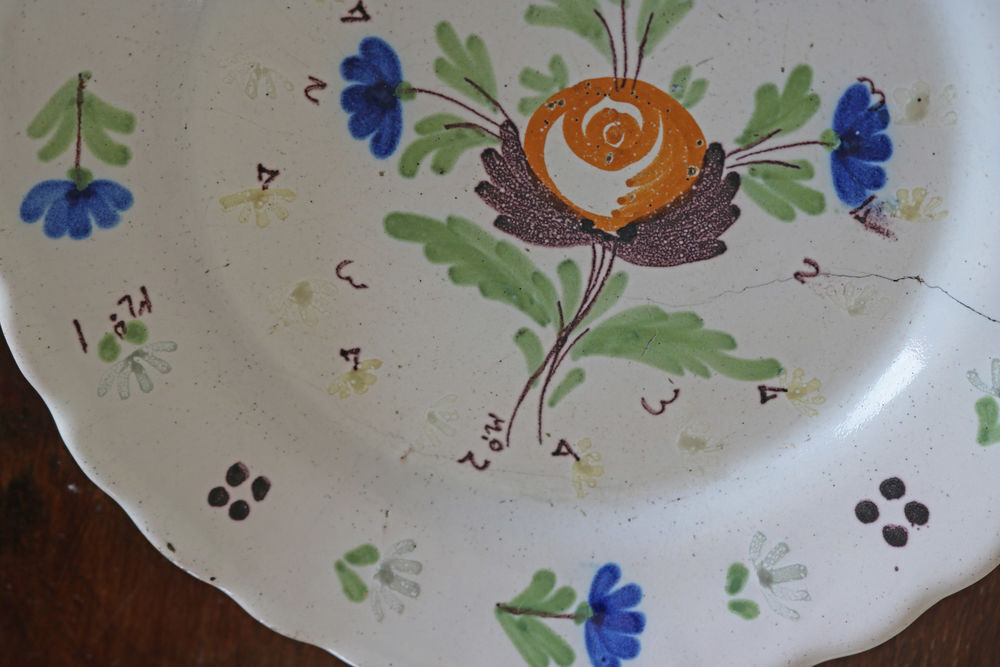 Curieuse assiette en fa&iuml;ence, Forges Les Eaux XVIIIe ? XIXe 