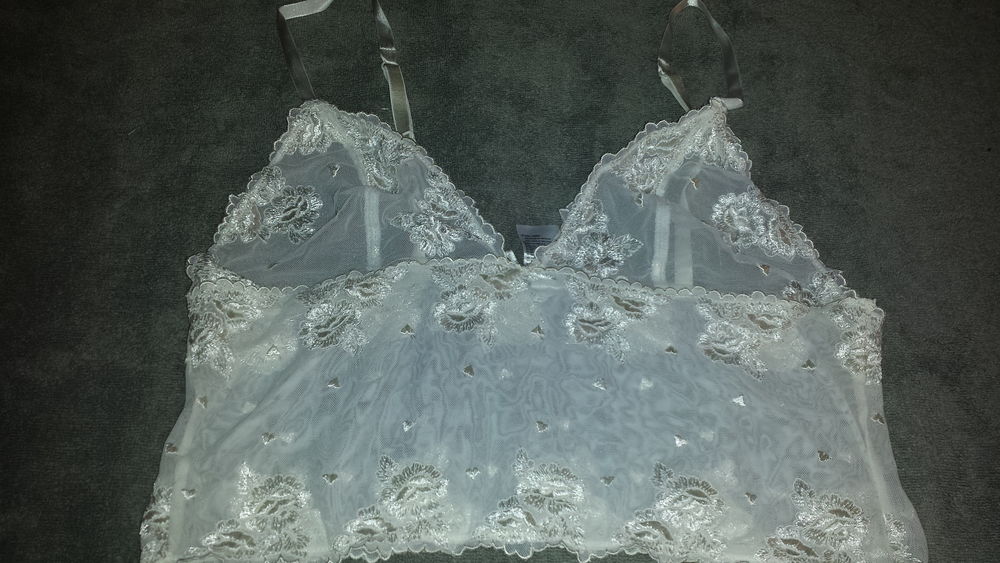 N&deg; 418 BRASSIERE CREME
MARQUE H &amp; M
TAILLE L
Vêtements