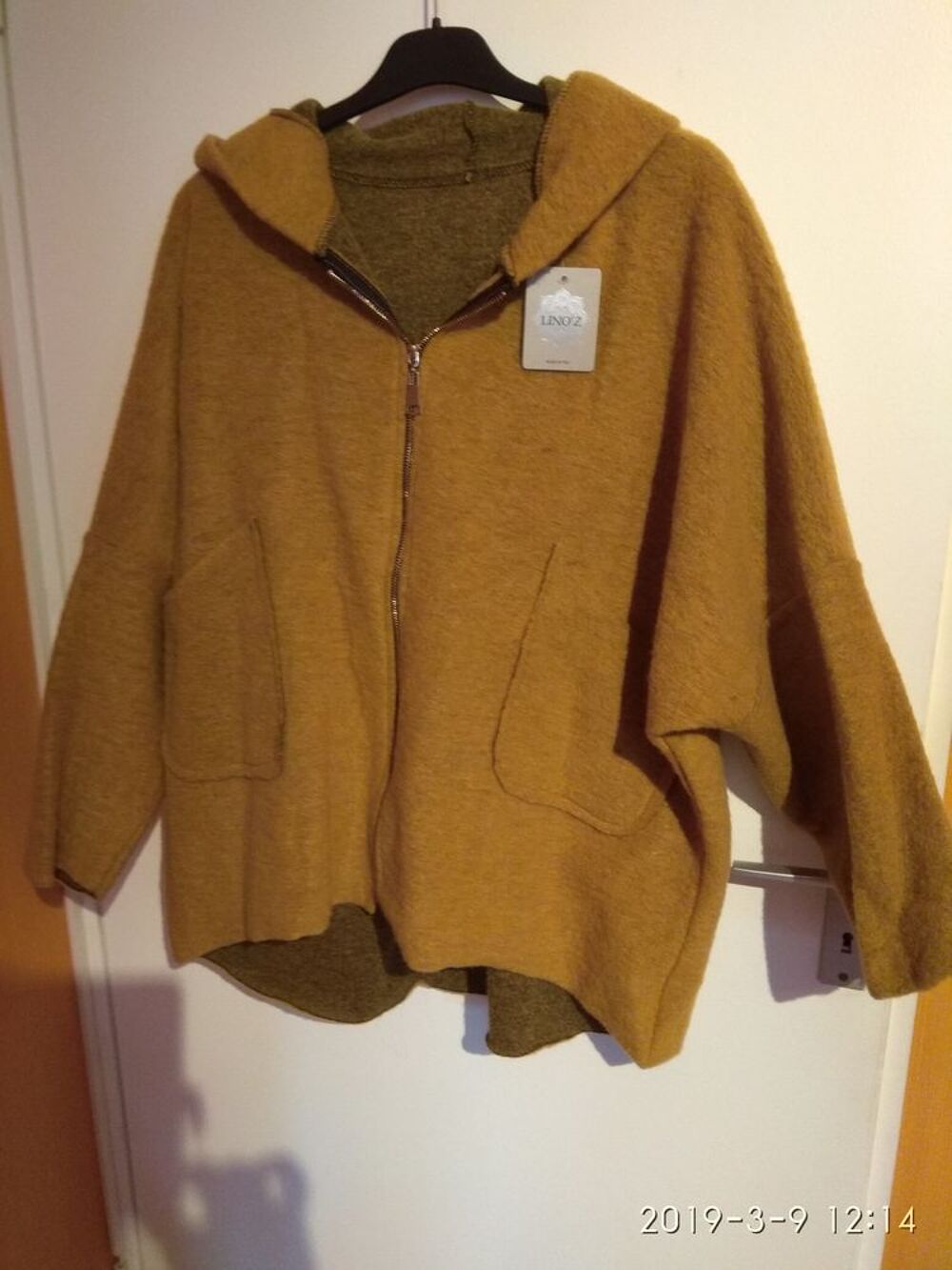 Veste &agrave; capuche en laine Chaussures