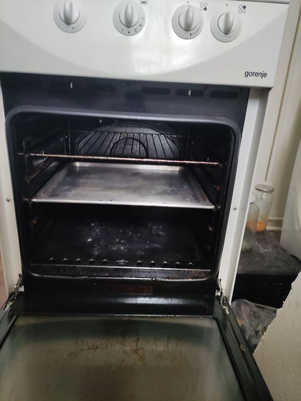 Gazini&egrave;re "Gorenje" et tuyau &agrave; gaz. Electroménager