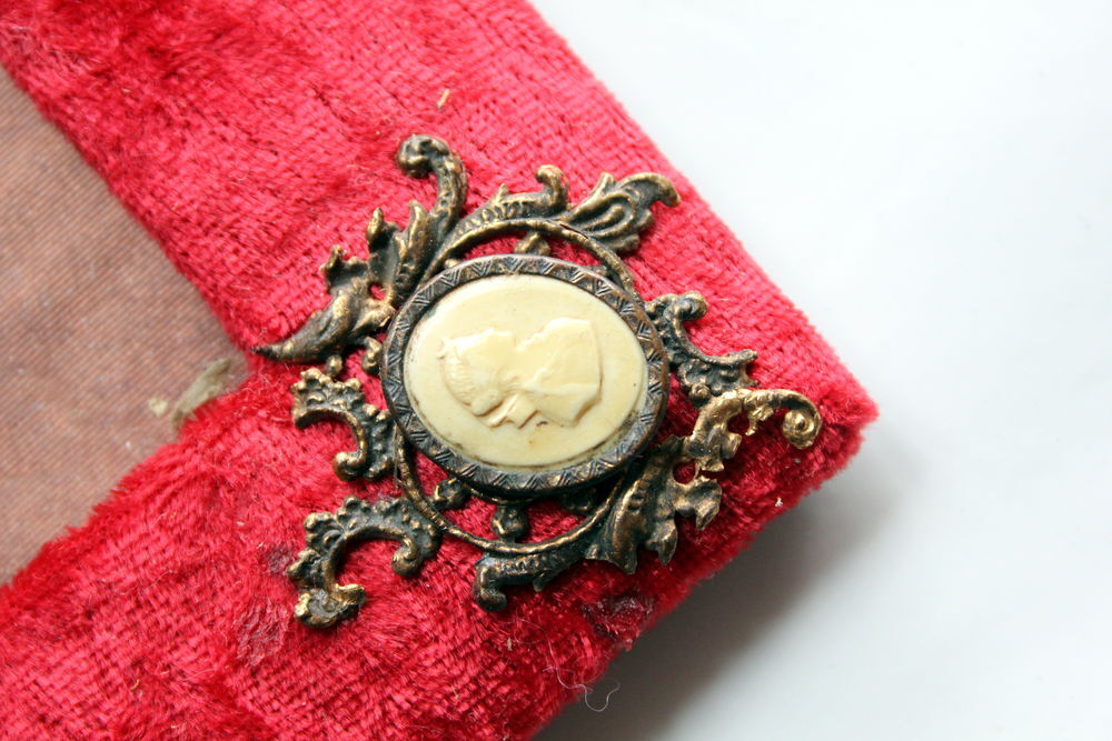 Cadre photo Napol&eacute;on III velours rouge avec cam&eacute;es 
magnifiq Décoration
