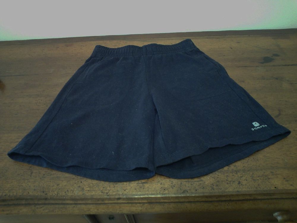 Short de sport bleu marine DOMYOS 8 ans - TBE Vêtements enfants