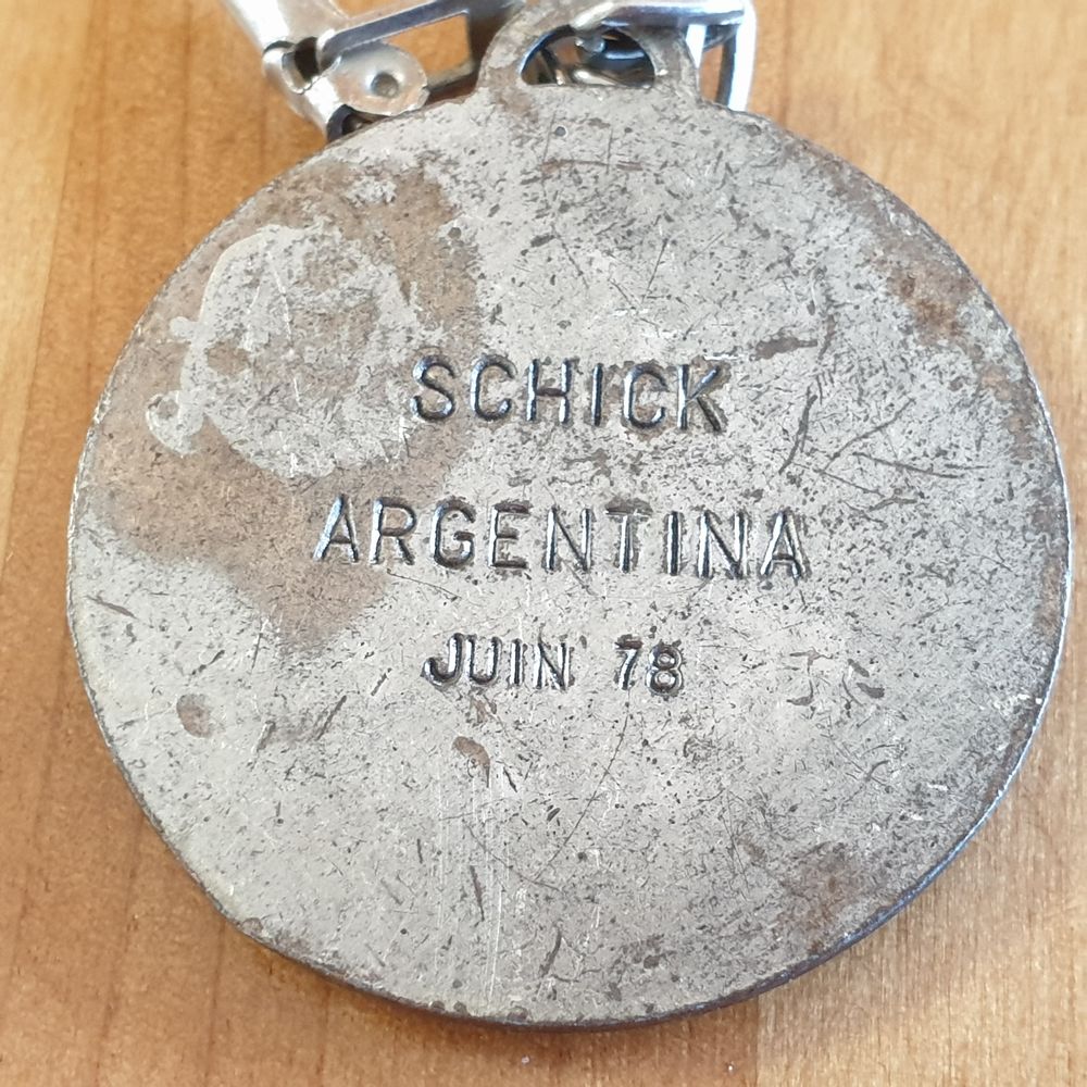 Porte-cl&eacute; ballon football Schick Argentina juin 78 
