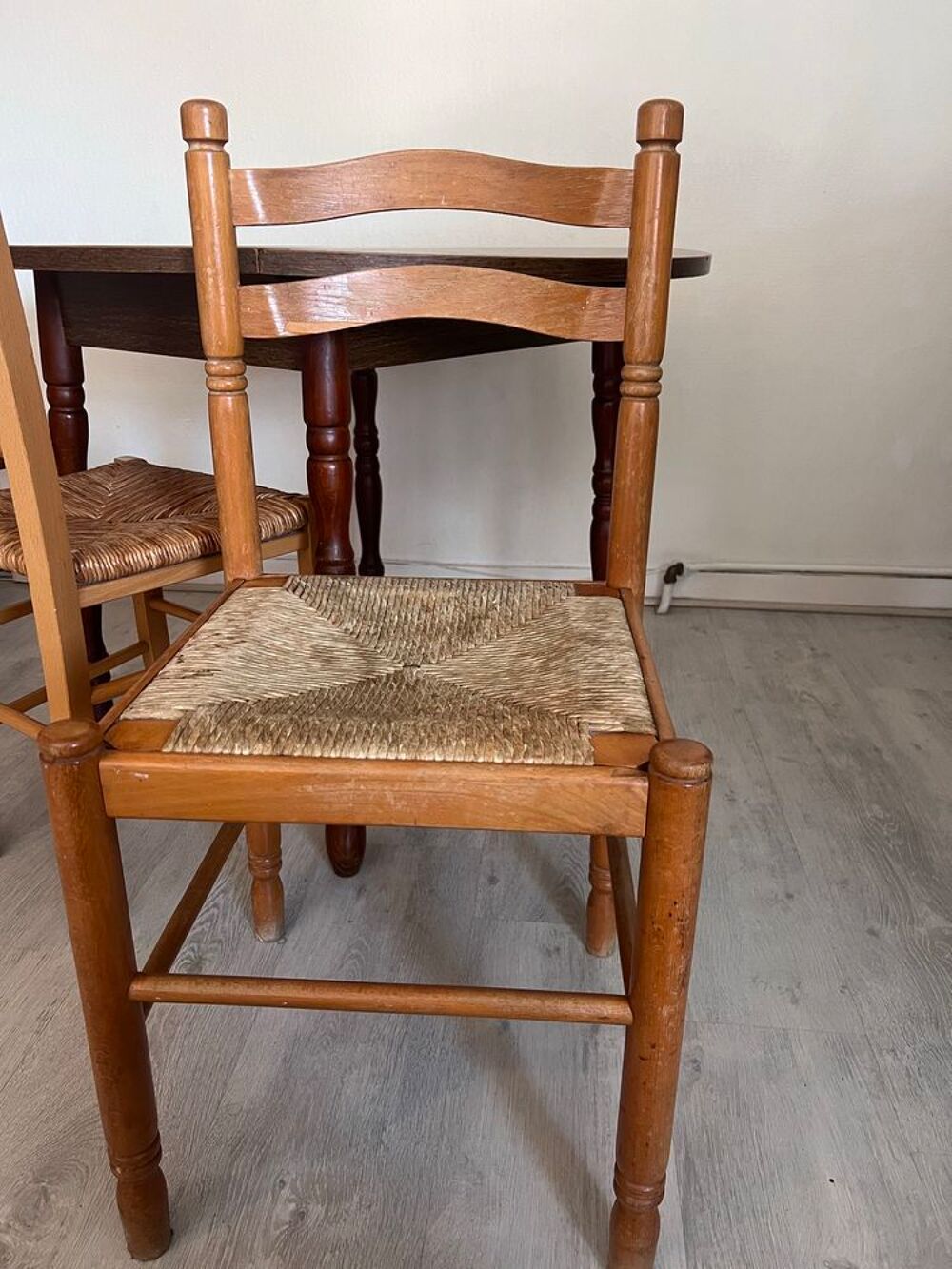 table &agrave; manger et trois chaises (chaises offertes) Meubles