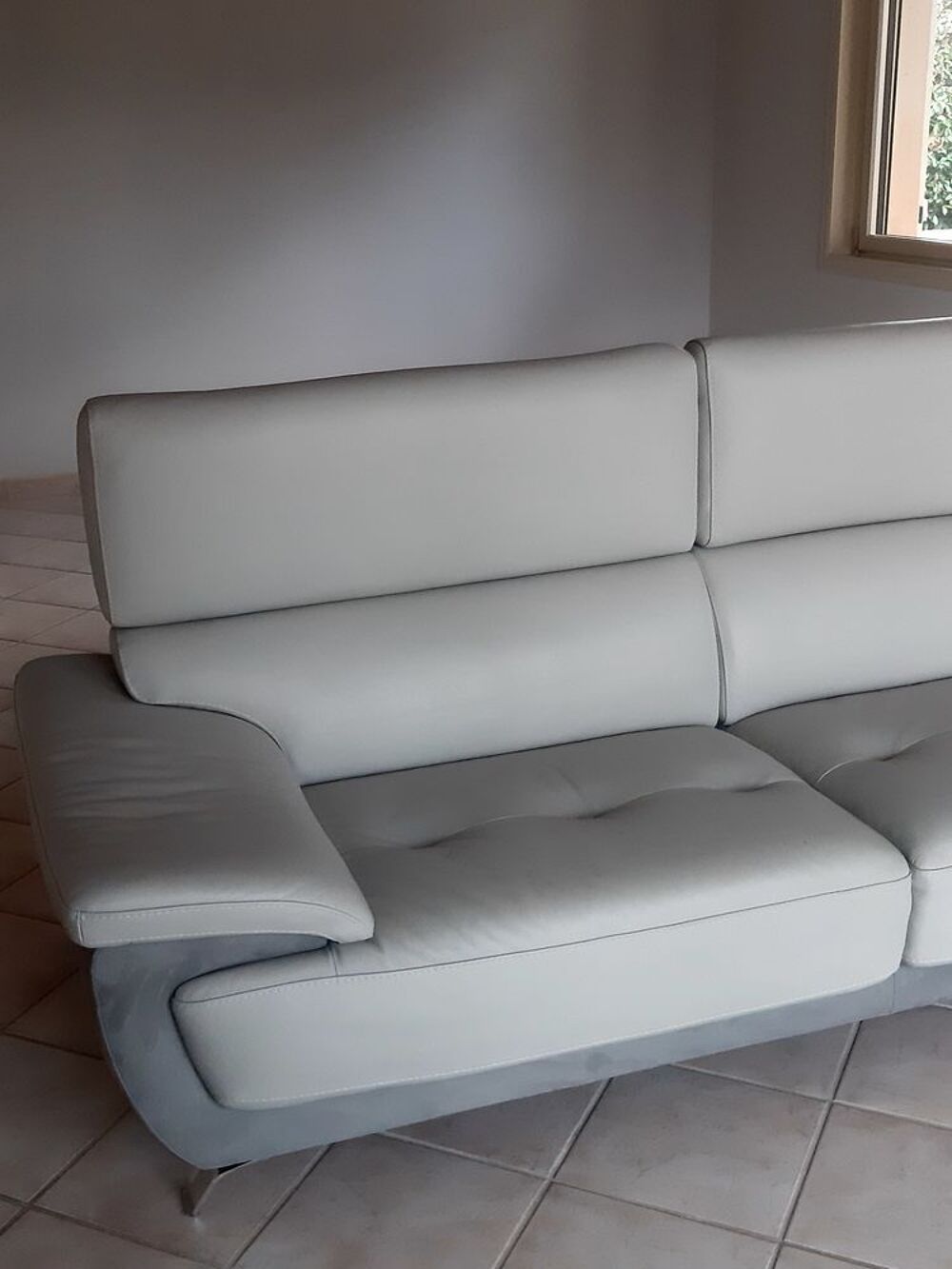 Canap&eacute; neuf en cuir beige Meubles