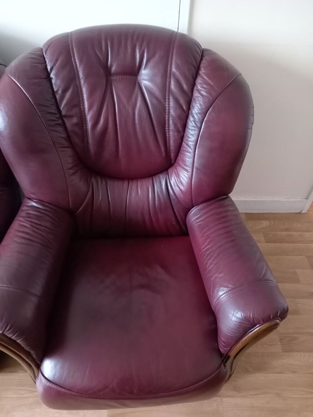d'un ensemble de fauteuil en cuir couleur bordeaux Meubles