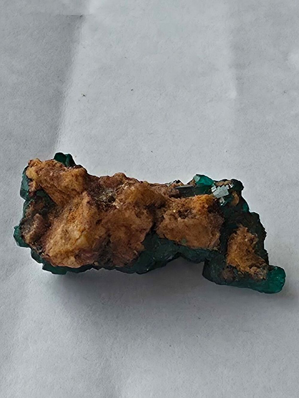 Sp&eacute;cimen de Dioptase v&eacute;ritable sur roche-Collection &amp; Lithoth&eacute;rapie 