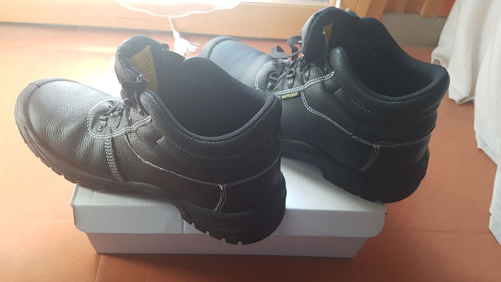 Chaussures de s&eacute;curit&eacute; neuves + casque Chaussures