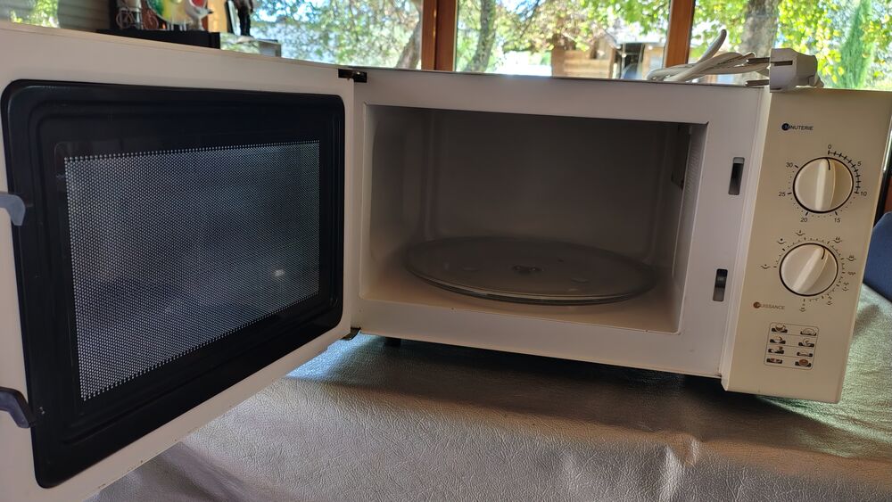 Micro ondes BLUSKY multi fonctions tr&egrave;s peu servi Electroménager