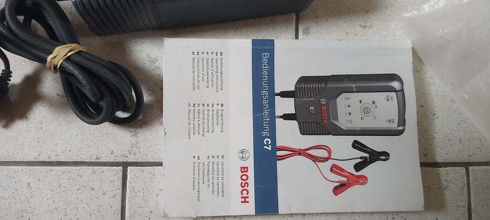 Chargeur de batterie Bosch quasi neuf Bricolage
