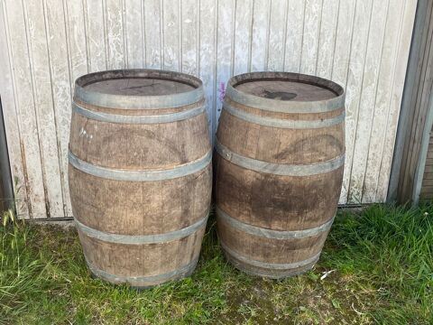 Tonneaux, 350€. Pièces Languidic (56)