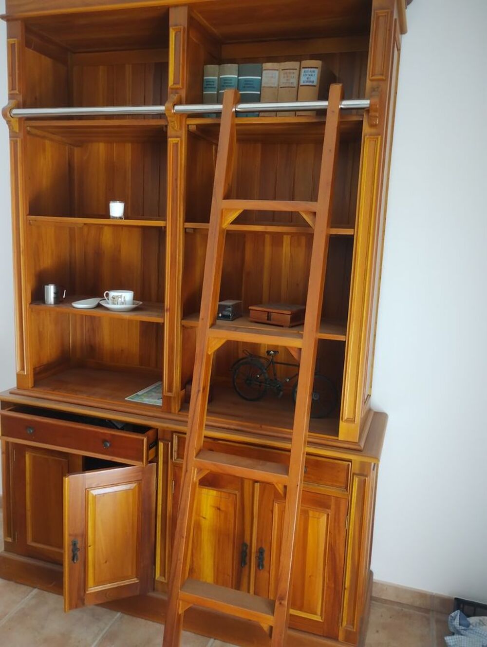 Biblioth&egrave;que avec &eacute;chelle Meubles