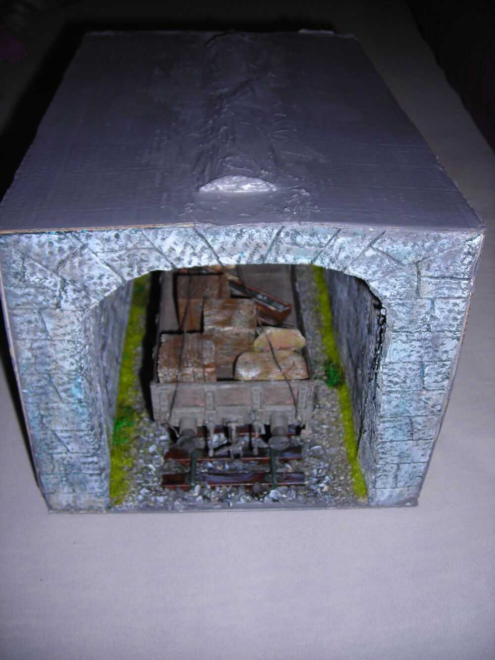 Tunnel ferroviaire Book Nook avec wagon de marchandises 