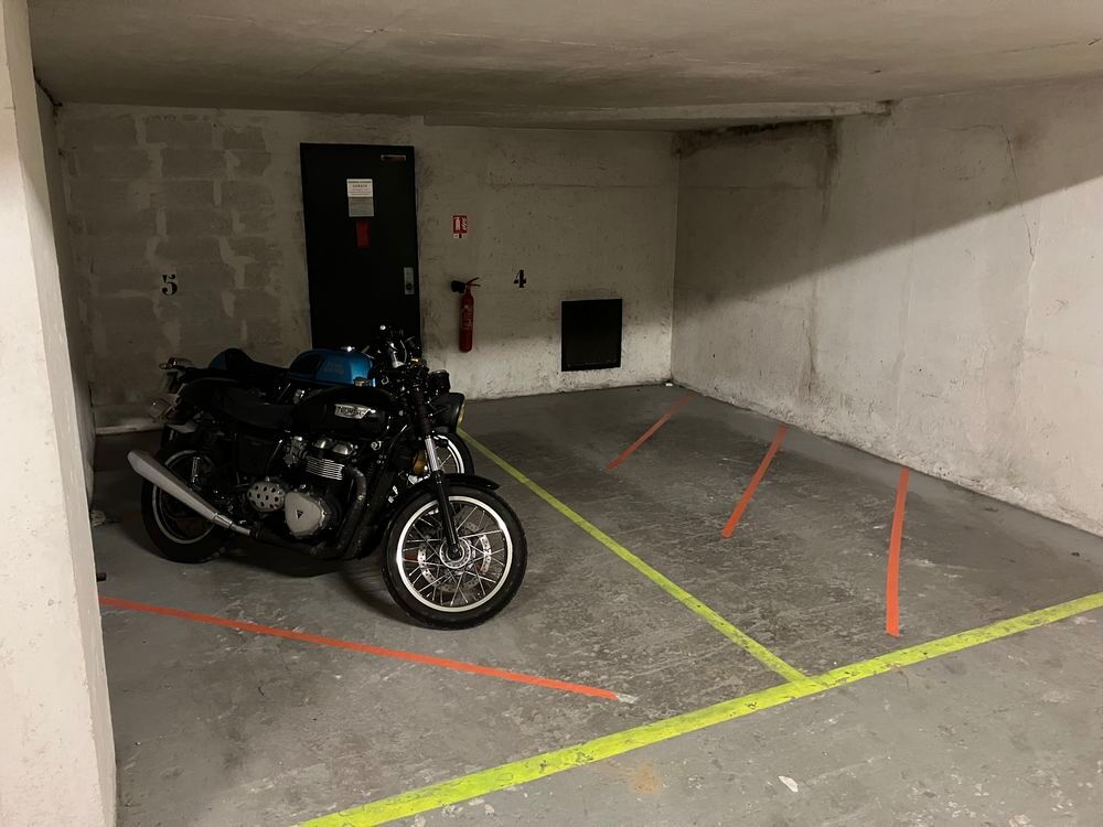 Location Parking/Garage Parking: Emplacement moto / scoot - Rue Planchat Paris 20