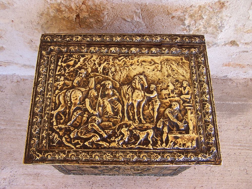 Coffre ch&ecirc;ne et cuivre repouss&eacute; 19&eacute;me Décoration