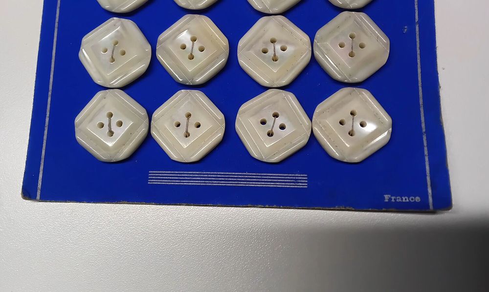 24 boutons mercerie vintage nacre v&eacute;ritable " GRAND CHIC" Maroquinerie