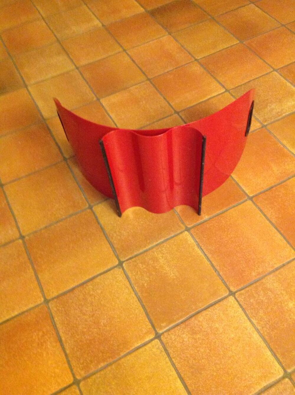 Porte b&ucirc;ches couleur gris neuf design acier rouge Décoration