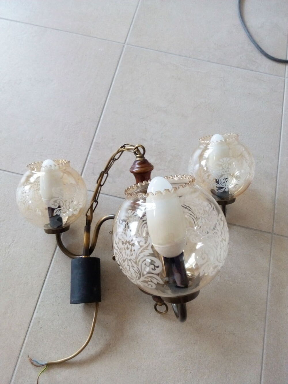 LUSTRE 3 BRANCHES AVEC GLOBES BOIS ET METAL DORE Dcoration