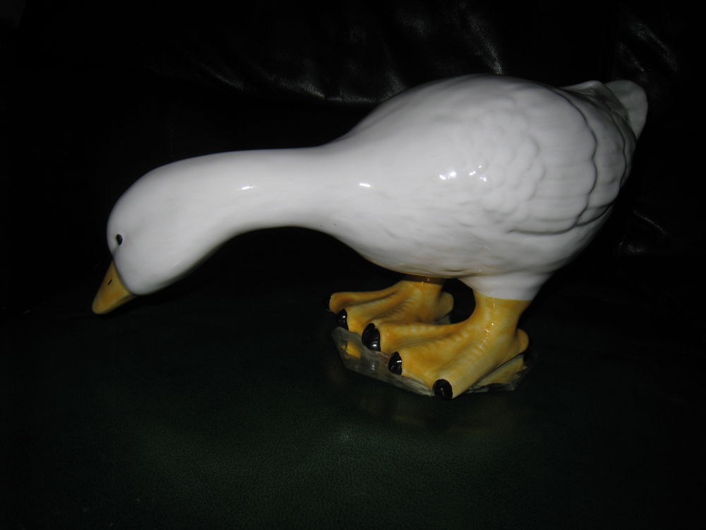 Grand canard blanc en fa&iuml;ence, tr&egrave;s d&eacute;coratif Décoration