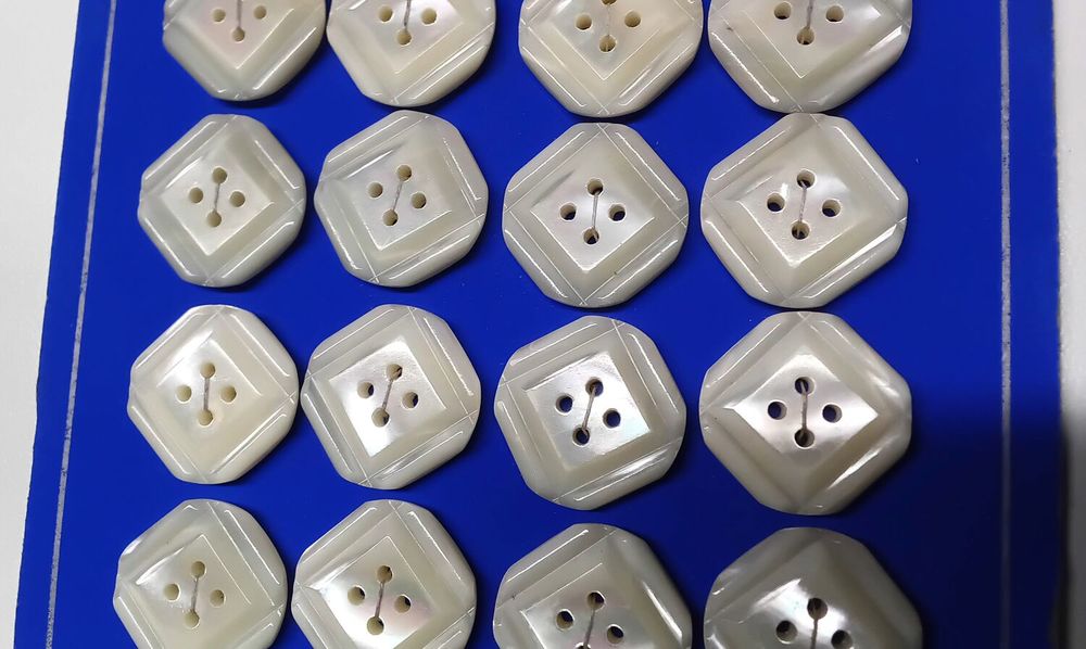 24 boutons mercerie vintage nacre v&eacute;ritable " GRAND CHIC" Maroquinerie