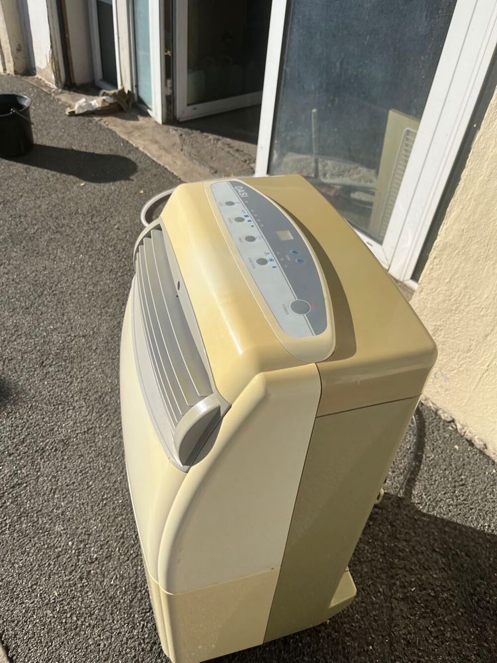 Climatiseur mobile blanc, parfait pour rafra&icirc;chir votre int&eacute; Electroménager