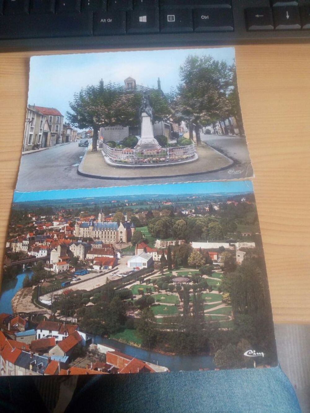 LOT DE DEUX CARTES POSTALES DE LAPALISSE 