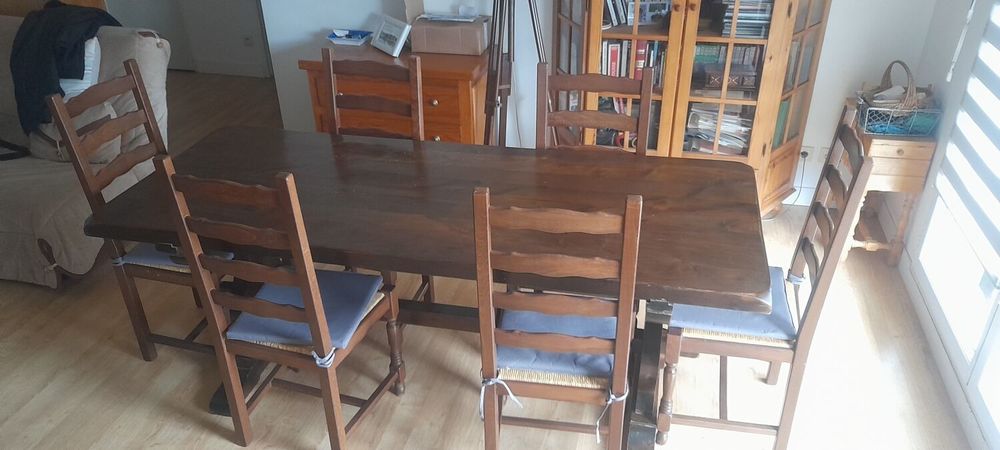 Magnifique Table en Ch&ecirc;ne massif 8 personnes 
Parfait &eacute;tat ! Meubles