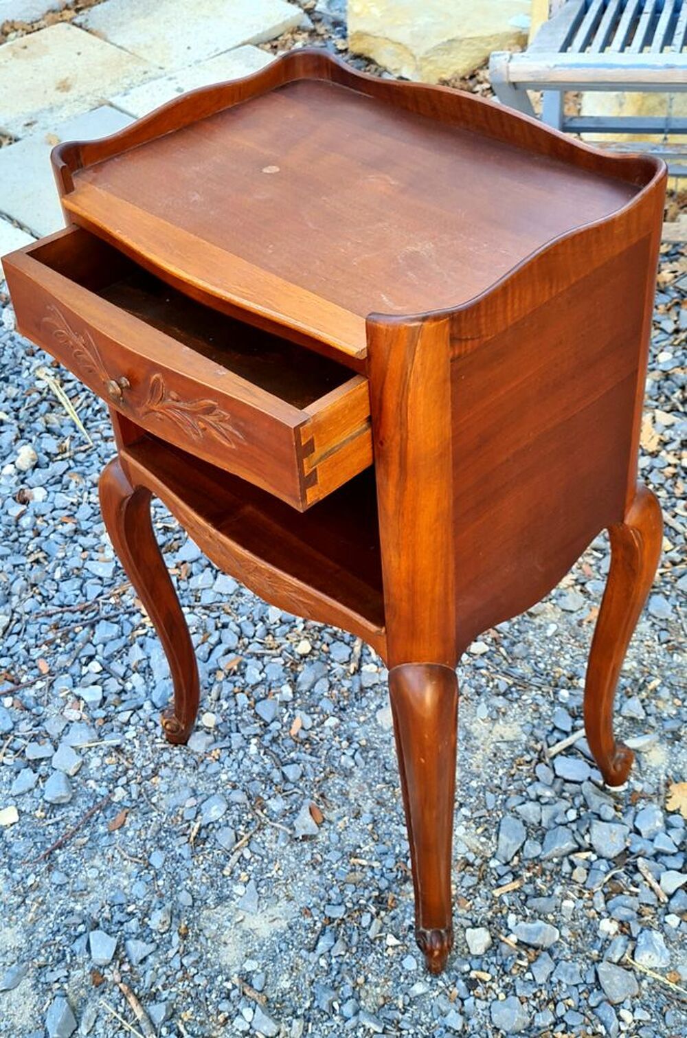 Table de chevet /de nuit, type proven&ccedil;al, style LXV Meubles
