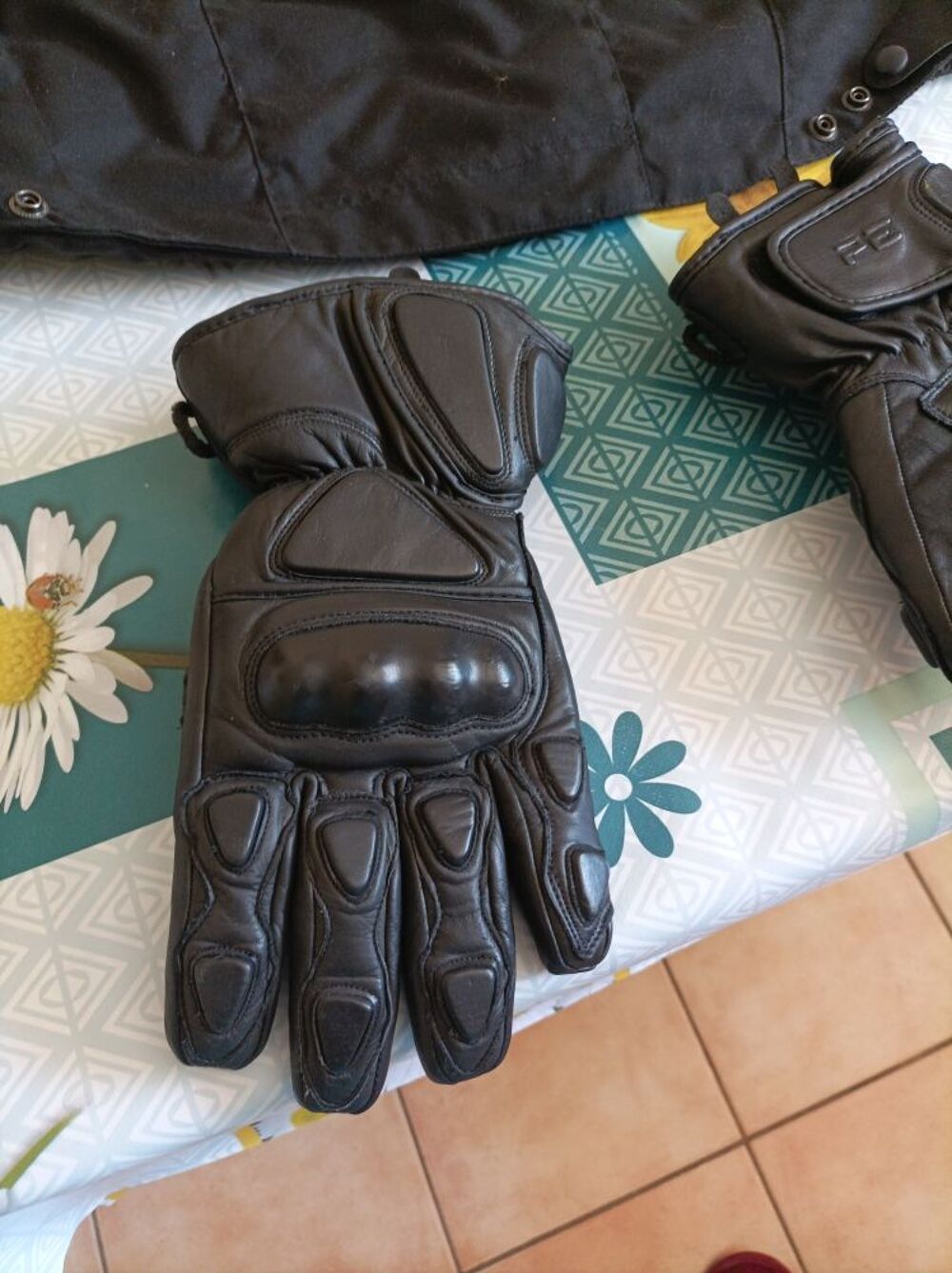 gants moto coques au niveau des phalanges et sur le dessus de la main Vêtements