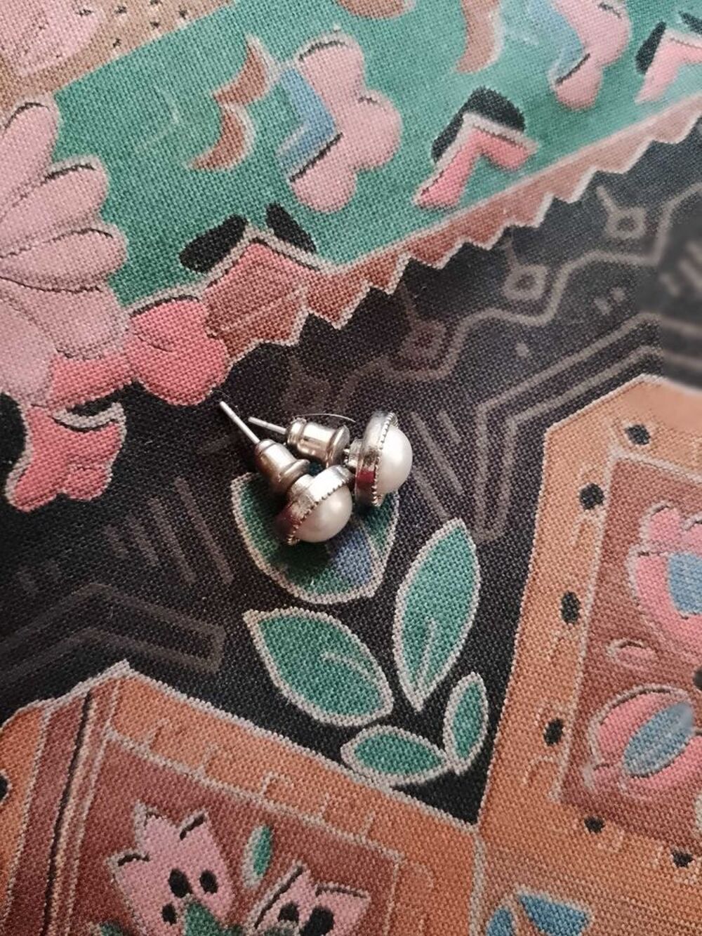 boucles d'oreilles blanches sur m&eacute;tal argent&eacute;. Bijoux et montres