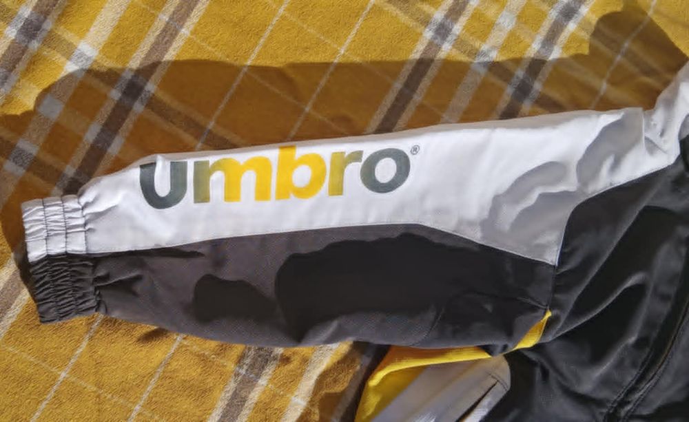 Surv&ecirc;tement Gar&ccedil;on Taille 94 de la Marque " Umbro " Vêtements enfants