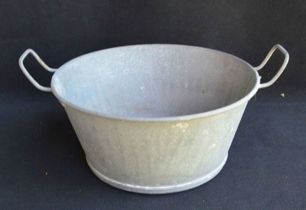 Bassine en zinc vintage. Décoration
