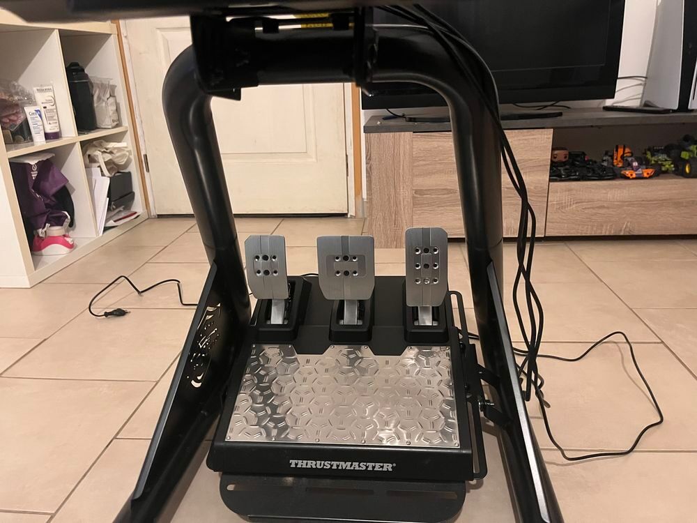 Simulateur Simracing complet, ch&agrave;&cent;ssis GTPlayer, Volant Trustmaster F1 Add-on, P&eacute;dalier Thrusmaster T-LCM Load-Cell et base Trustmaster T300 Servo Base Consoles et jeux vidéos