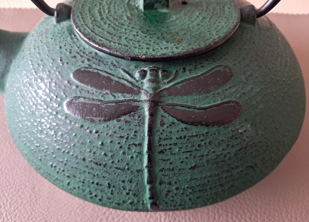 th&eacute;i&egrave;re japonaise en fonte verte avec libellule et support Cuisine