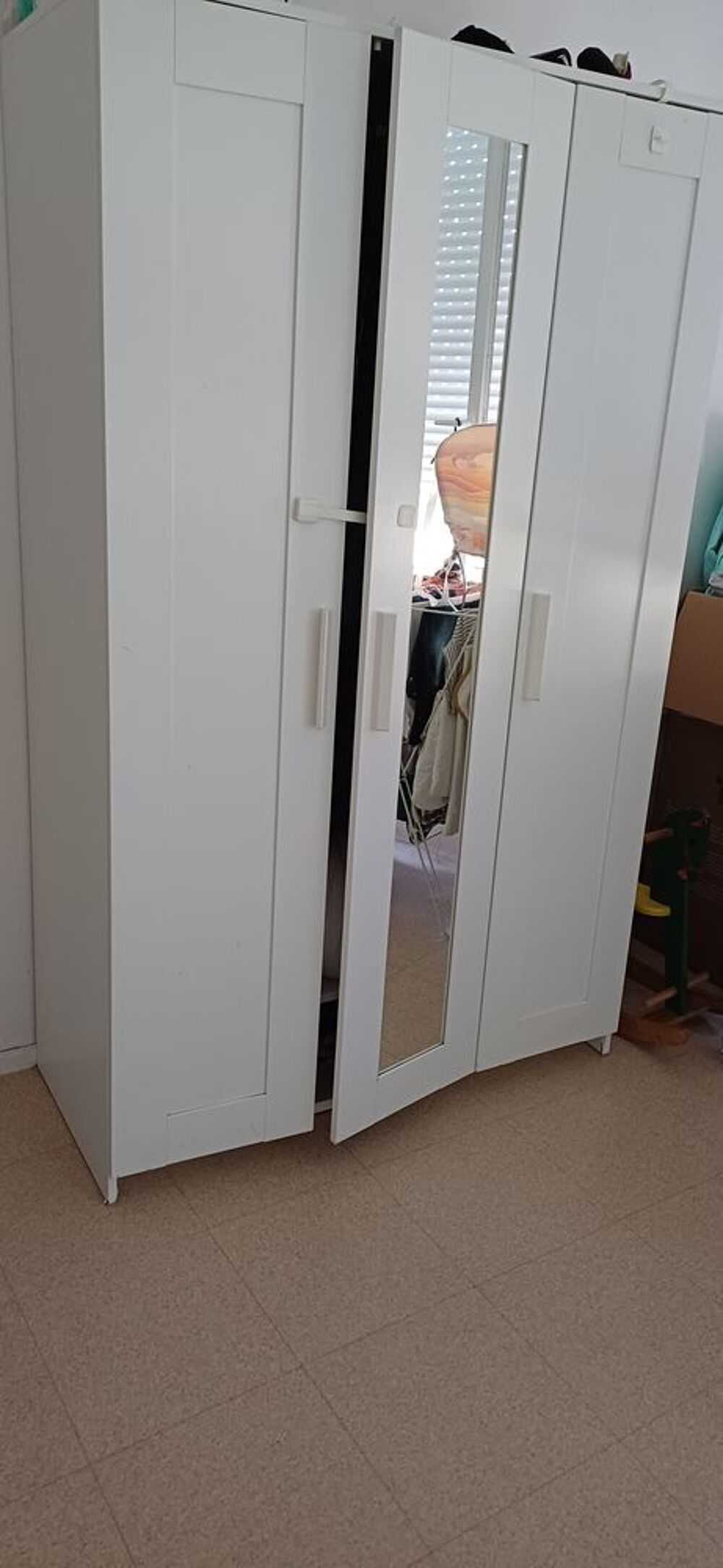 armoire blanche 3 portes en bon &eacute;tat Meubles