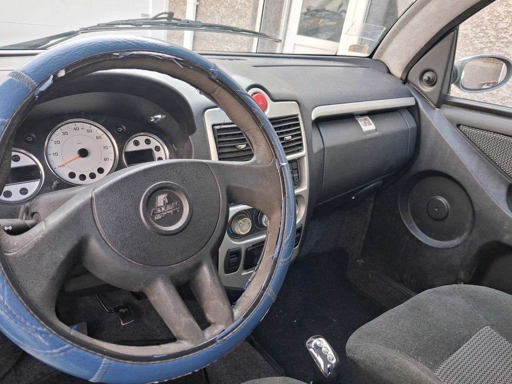 je une petite voiture sans permis en eta de marche 