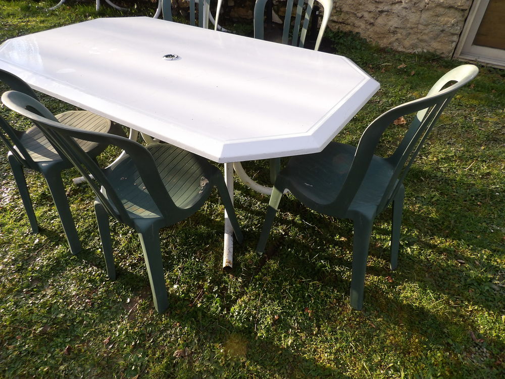 TABLE ext&eacute;rieur en BLANC de 170 x 95 cm avec 5 chaises Meubles
