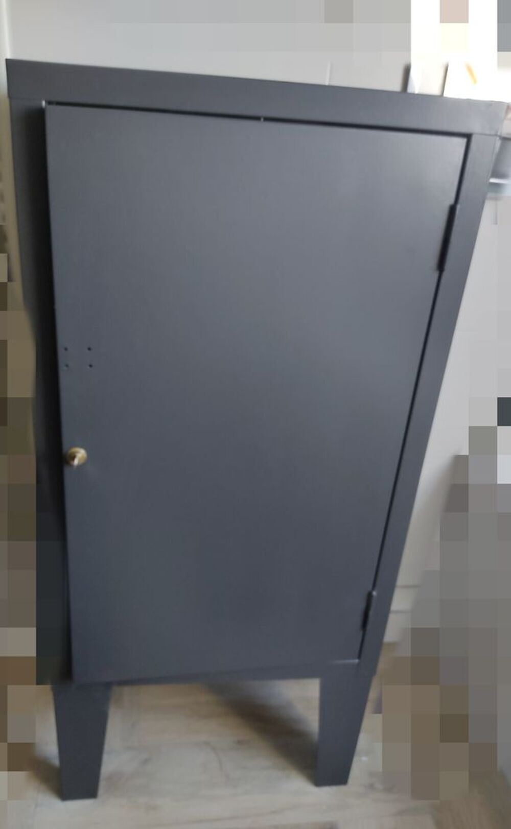 Petit meuble de rangement en m&eacute;tal gris avec &eacute;tag&egrave;res. Meubles