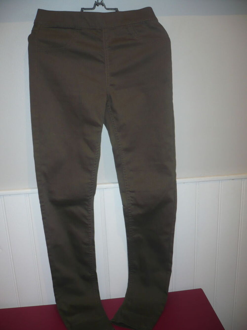 PANTALON NEUF TAILLE 34 Vêtements