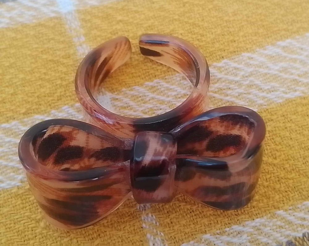 Grosse Bague Fantaisie en Forme de N?ud Coloris " L&eacute;opard " Bijoux et montres