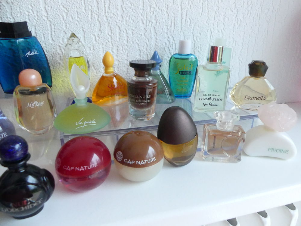 Lot de 28 miniatures de parfum 